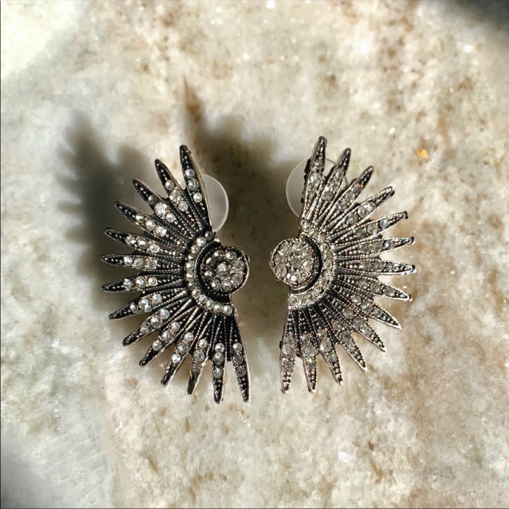 Antiqued Silver Gatsby Earrings! - Picture 3 of 4